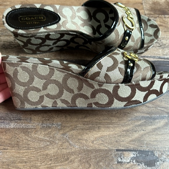 *NEW/NEVER WORN* COACH size7 Logo Wedges - Picture 4 of 5